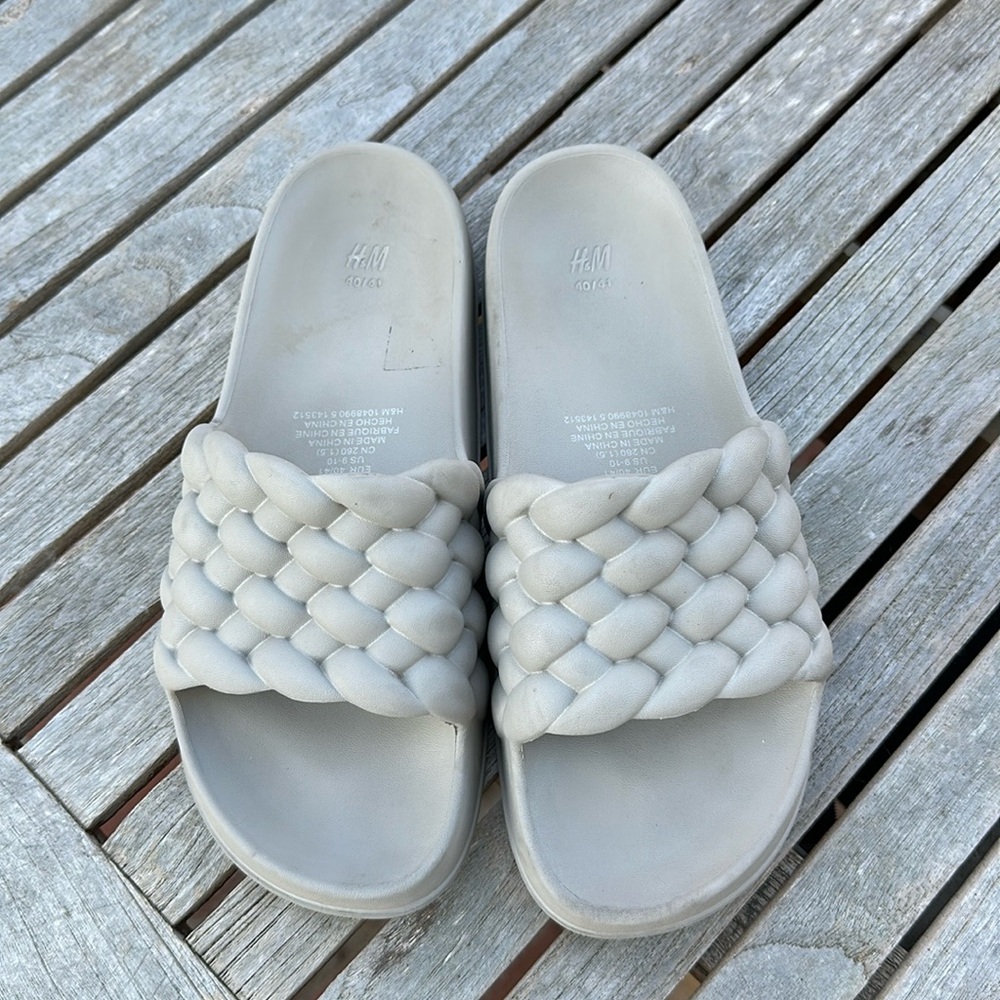 H and M slides size 10